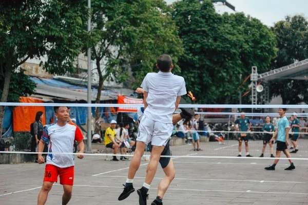 badminton players net rally